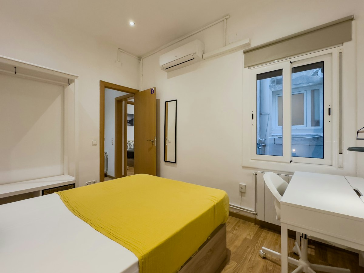 Furnished room in a 4-person shared flat in L'Hospitalet · 3