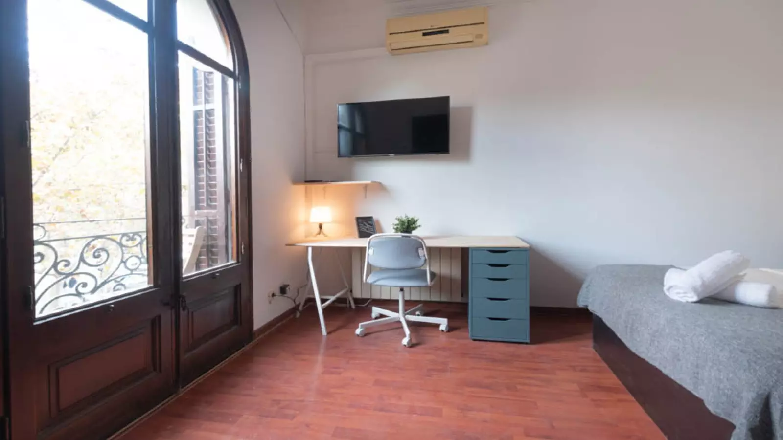 Furnished room in a 5-person shared flat in Eixample · 2