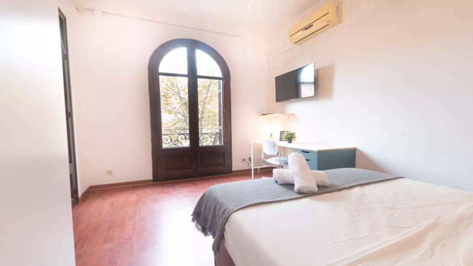 Furnished room in a 5-person shared flat in Eixample · 4