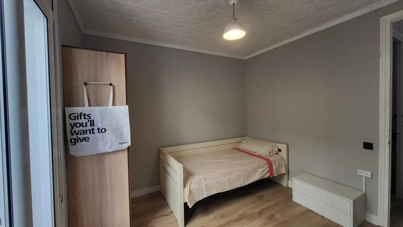 Furnished room in a shared flat in L'Hospitalet · 3