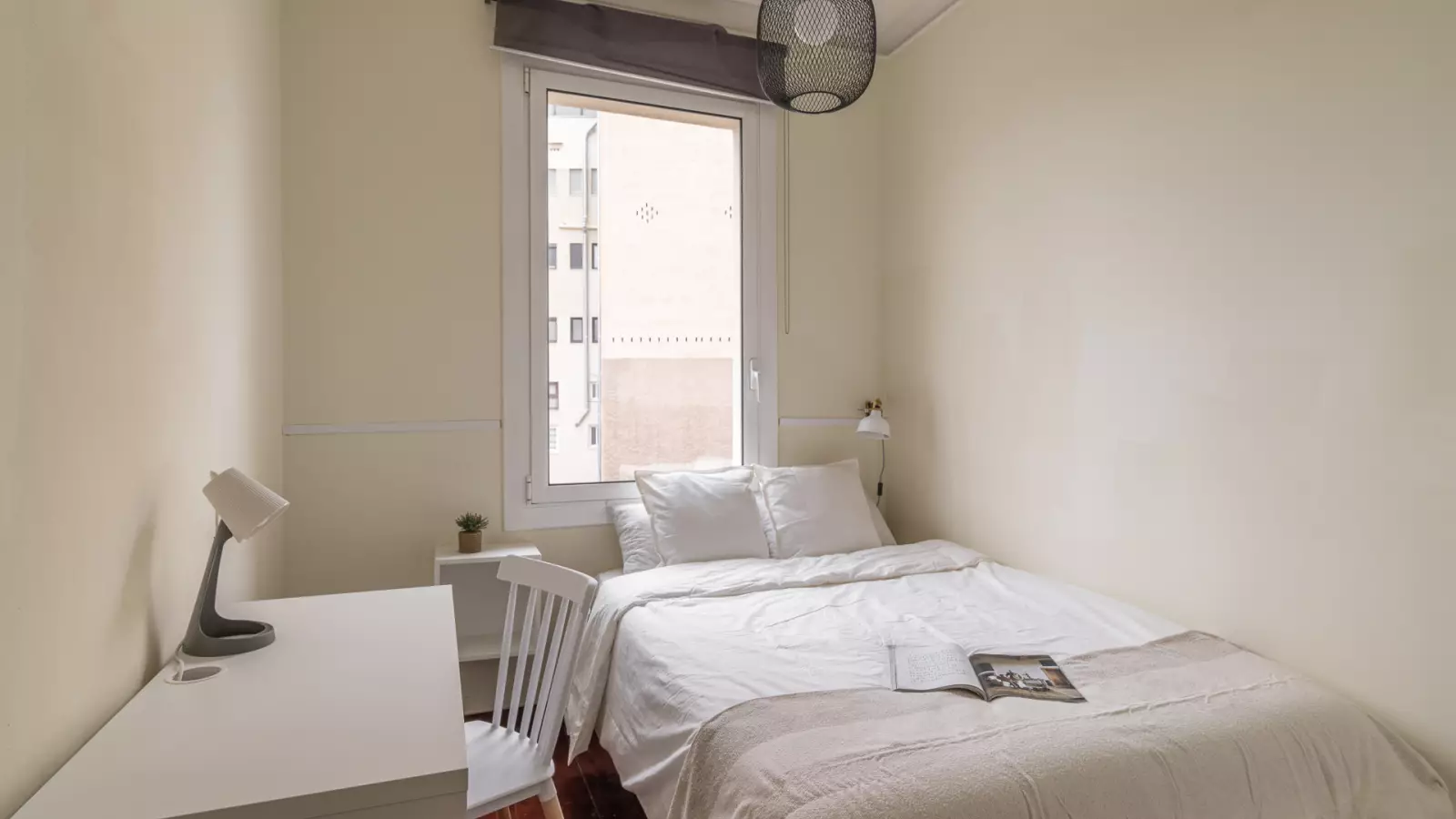 Furnished room in a shared flat in Gràcia · 2