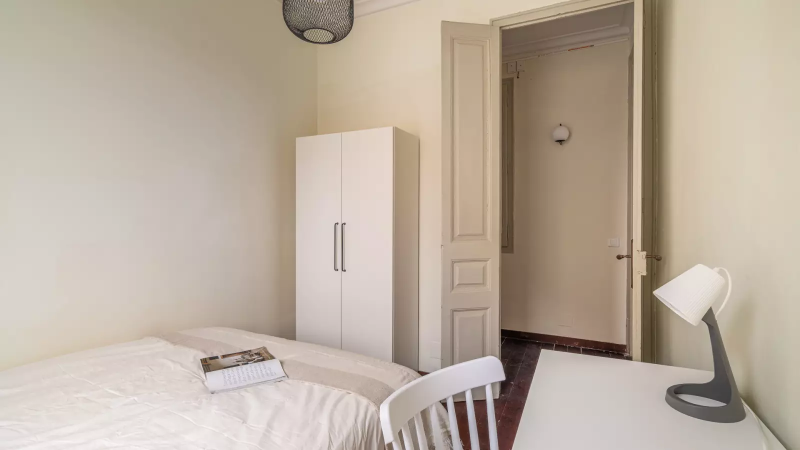 Furnished room in a shared flat in Gràcia · 3