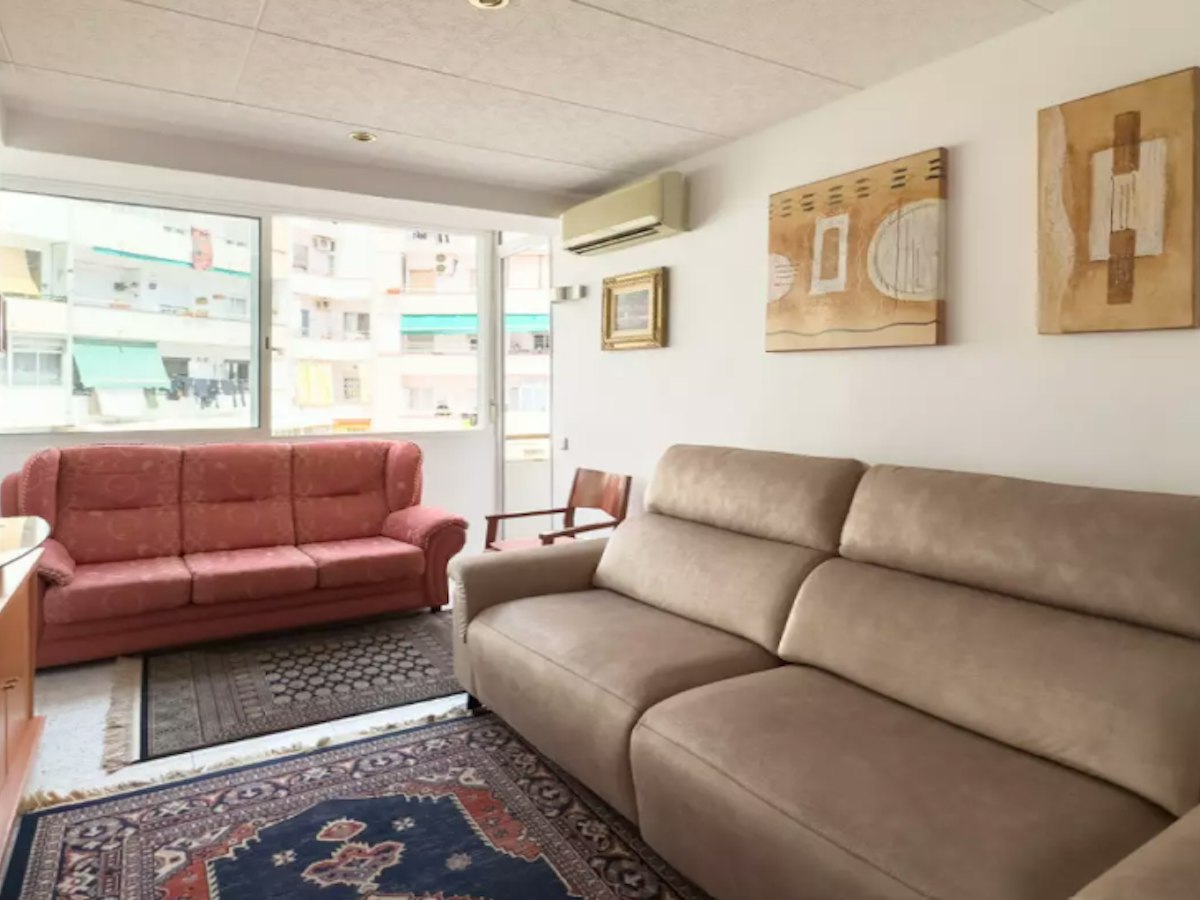 Furnished room in a 3-person shared flat in Eixample · 2