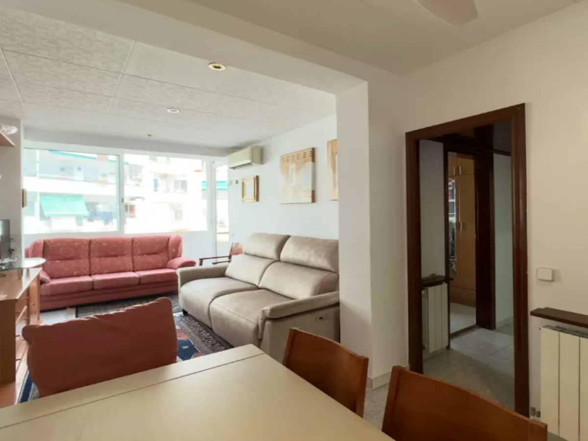 Furnished room in a 3-person shared flat in Eixample · 3