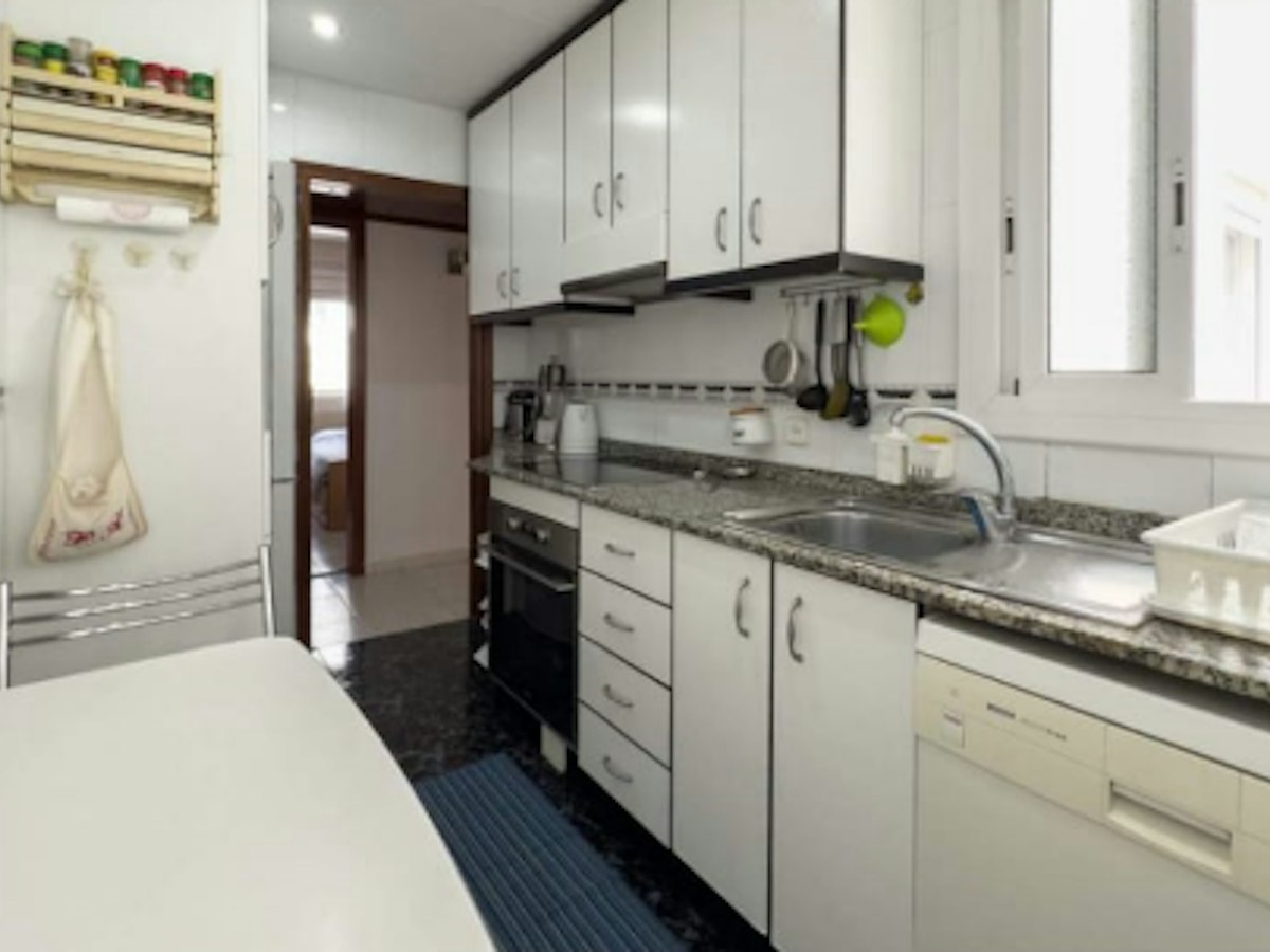 Furnished room in a 3-person shared flat in Eixample · 4