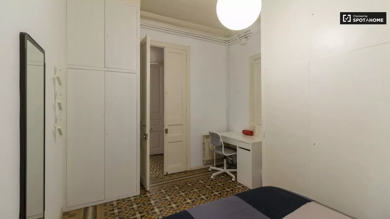 Habitación amueblada en piso compartido de 9 personas en Eixample · 2