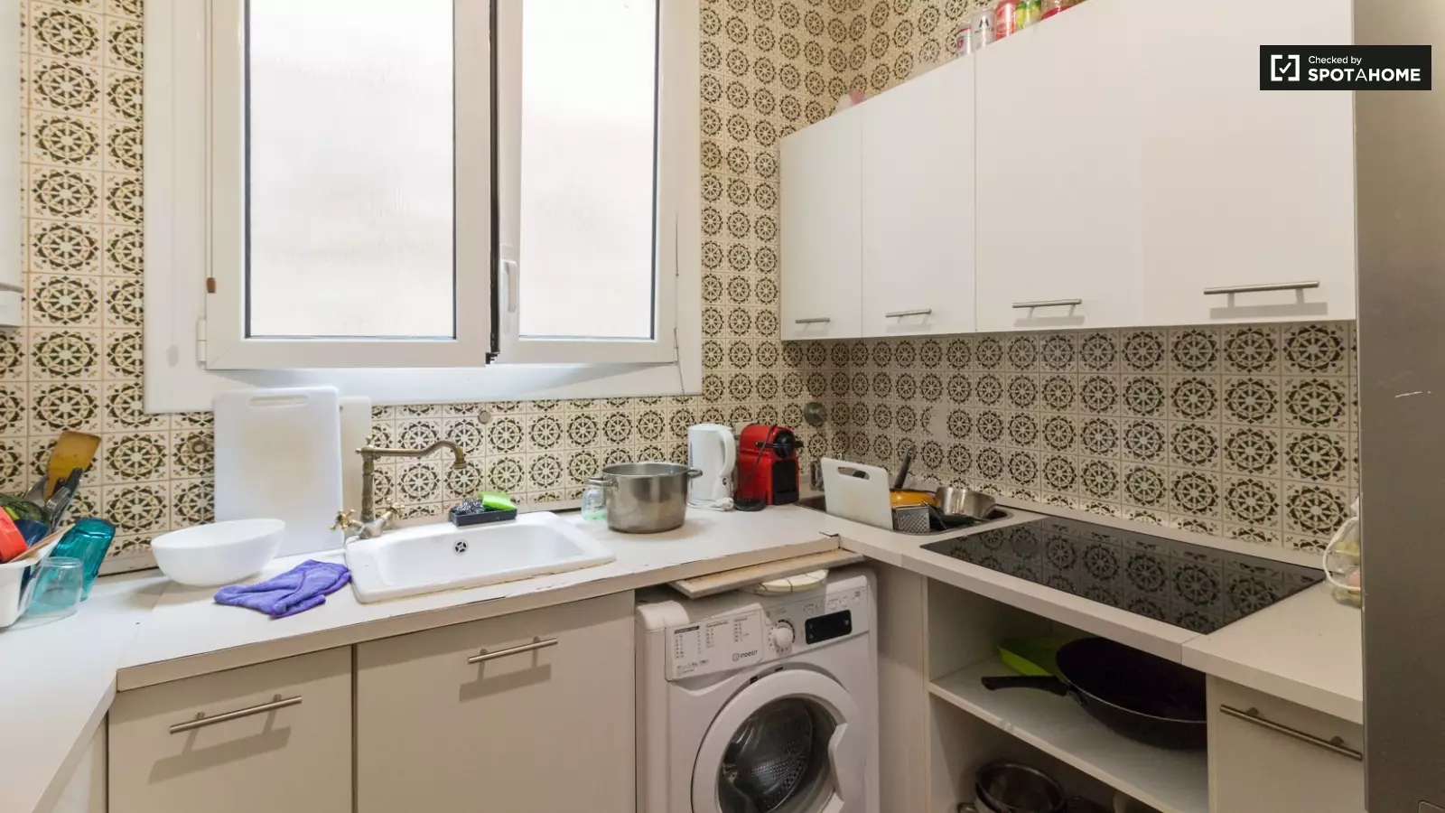 Habitación amueblada en piso compartido de 9 personas en Eixample · 4