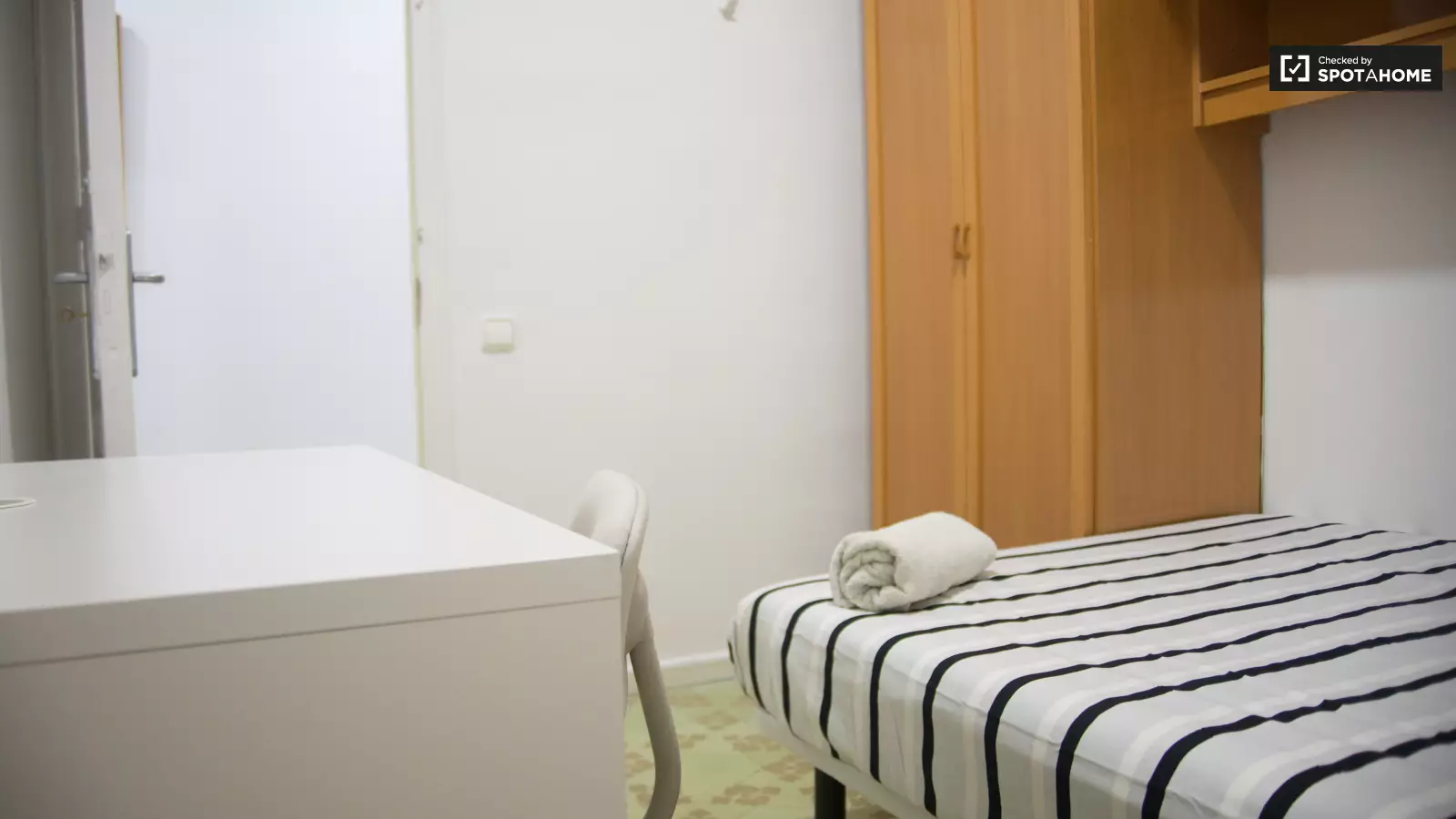 Habitación amueblada en piso compartido en Eixample · 2