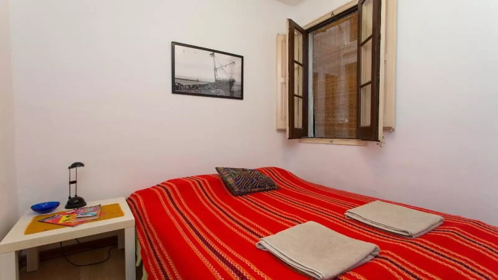 Furnished room in a shared flat in Sants-Montjuïc · 4