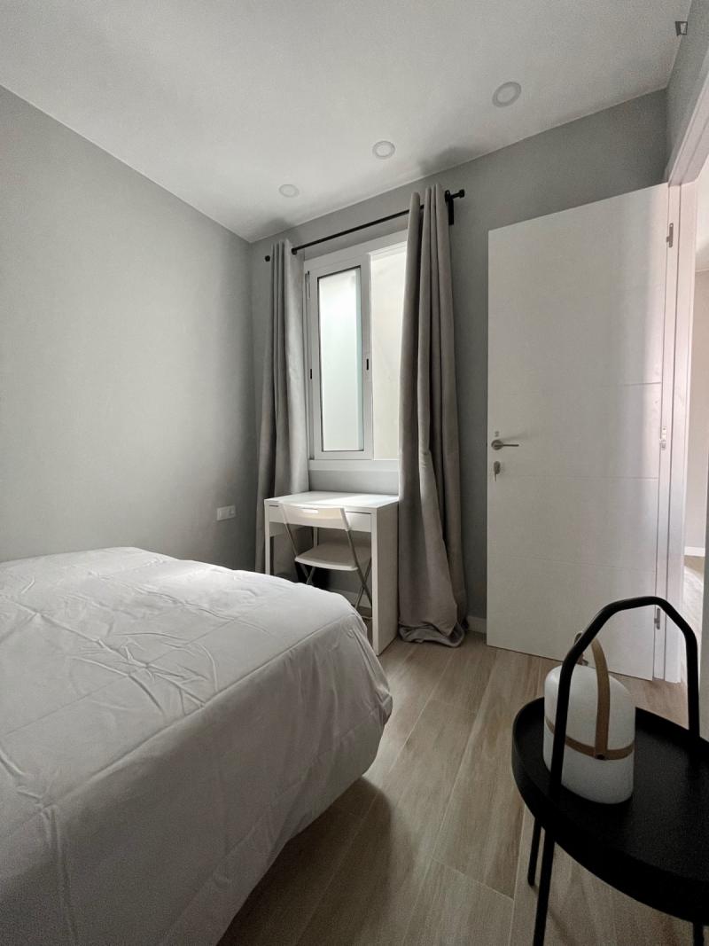 Furnished room in a 4-person shared flat in L'Hospitalet · 3