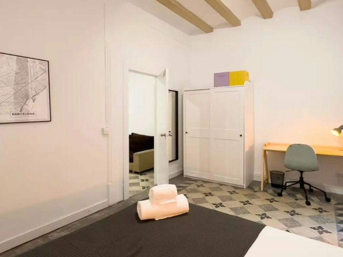 Habitación amueblada en piso compartido de 2 personas en Ciutat Vella · 2