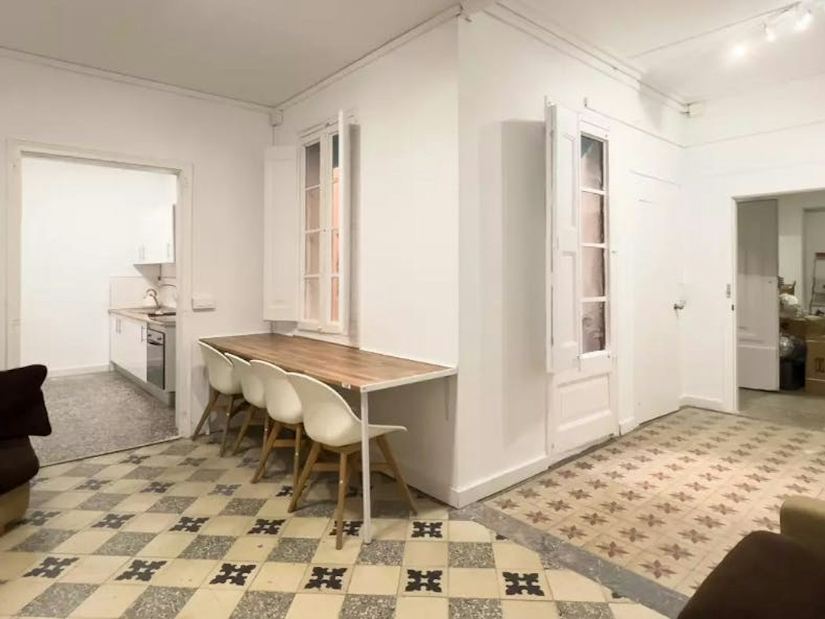 Habitación amueblada en piso compartido de 2 personas en Ciutat Vella · 3