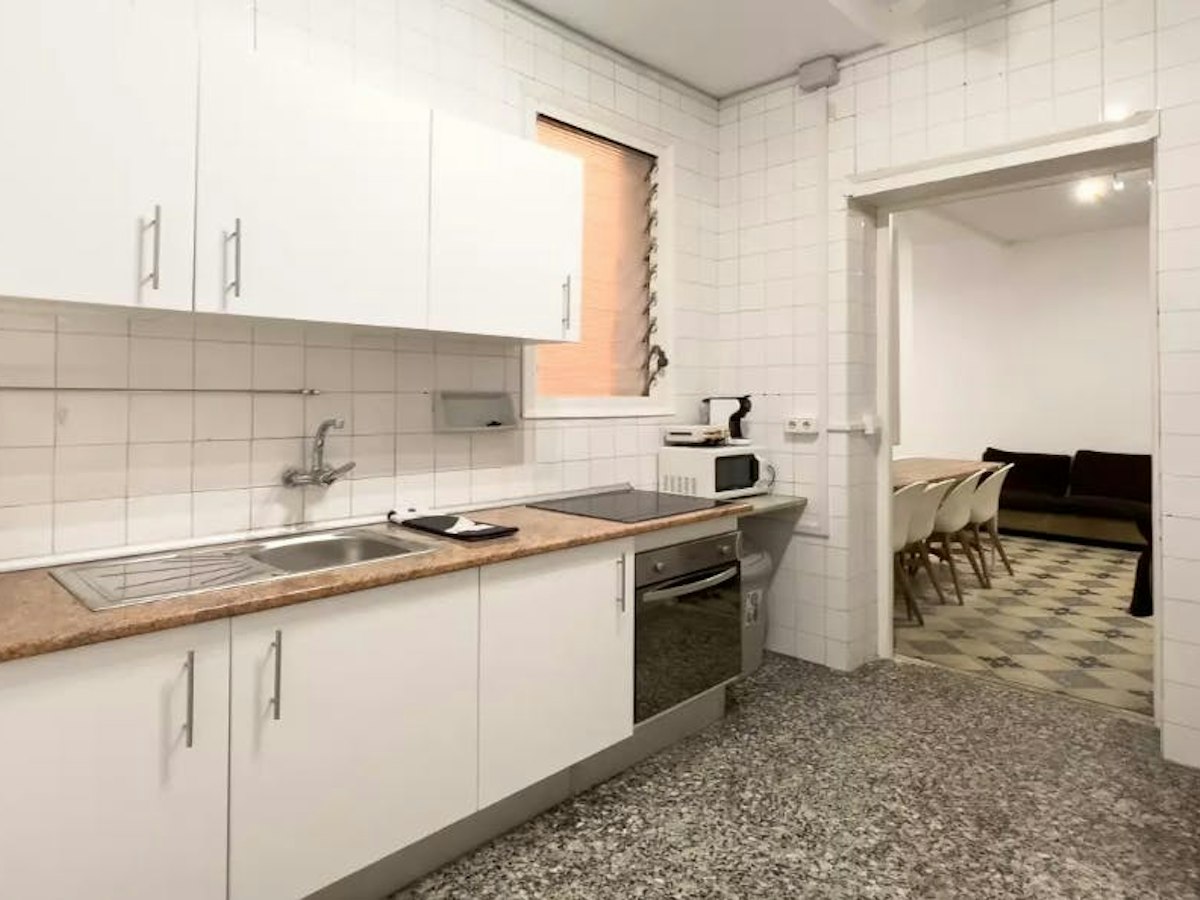 Habitación amueblada en piso compartido de 2 personas en Ciutat Vella · 4