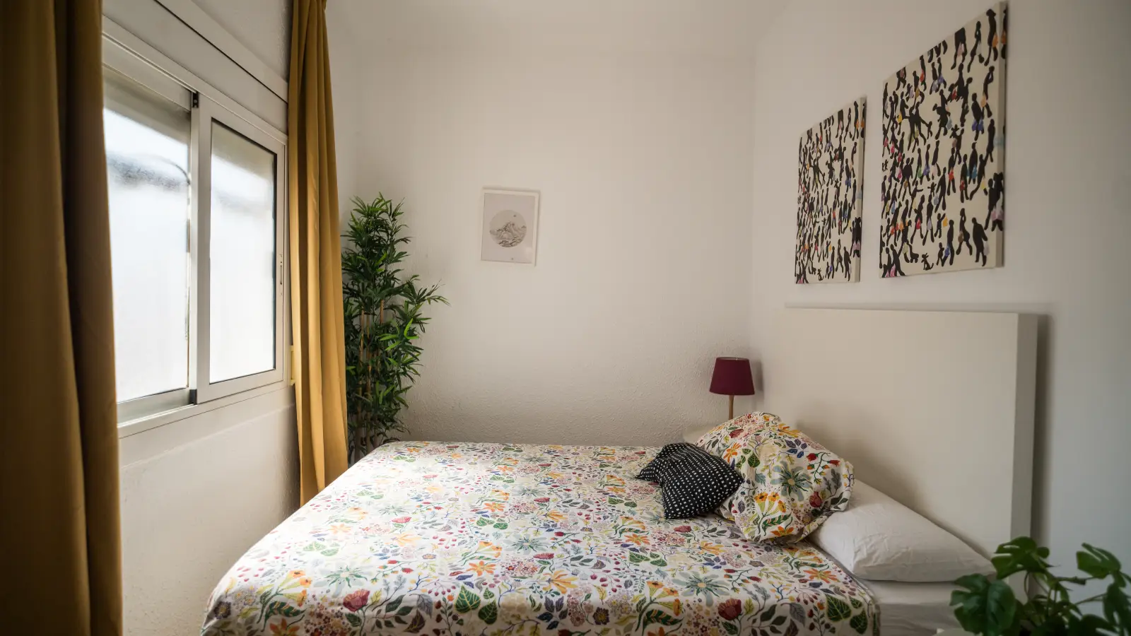 Furnished room in a 8-person shared flat in Eixample · 3