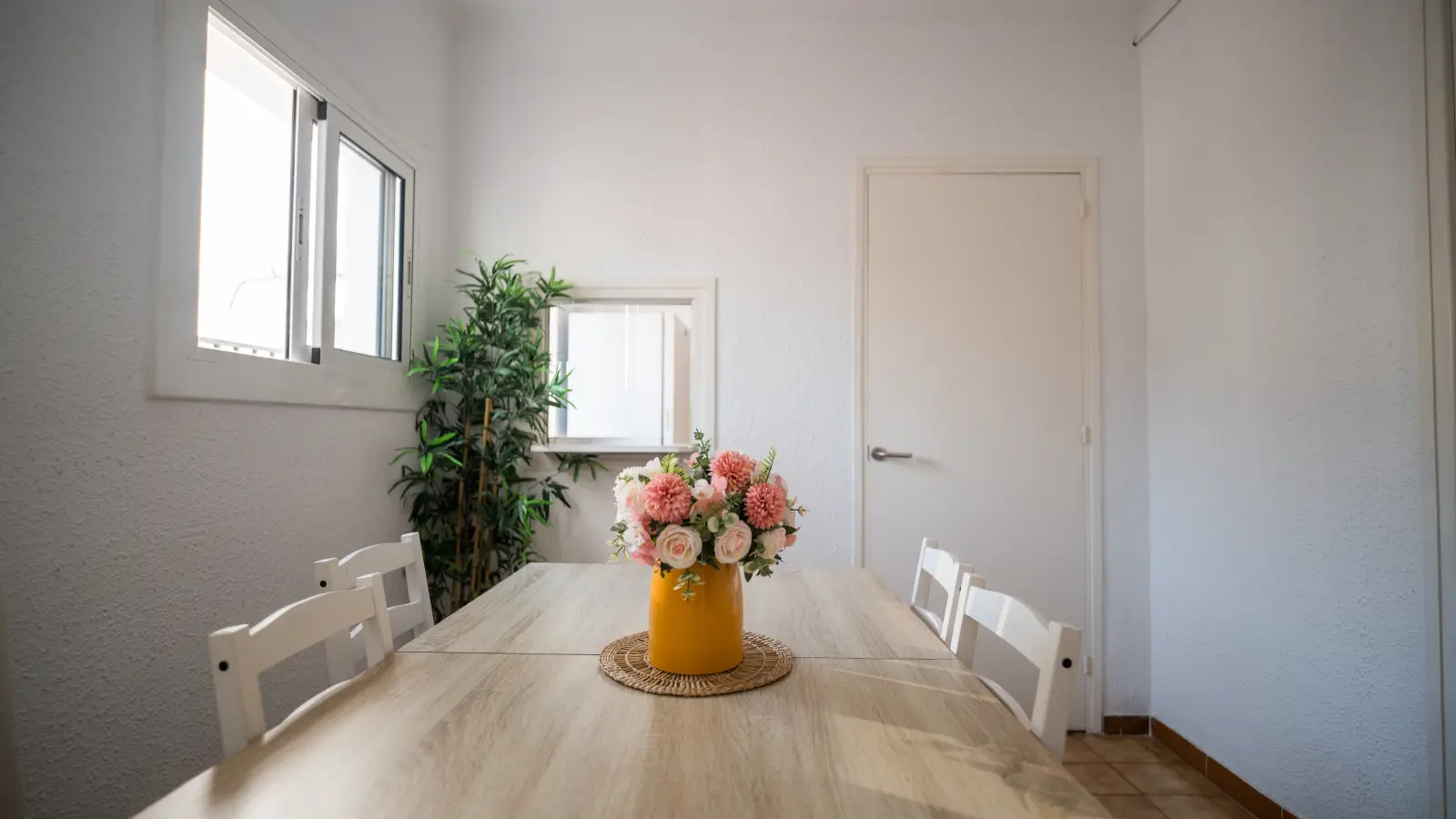 Furnished room in a 8-person shared flat in Eixample · 4