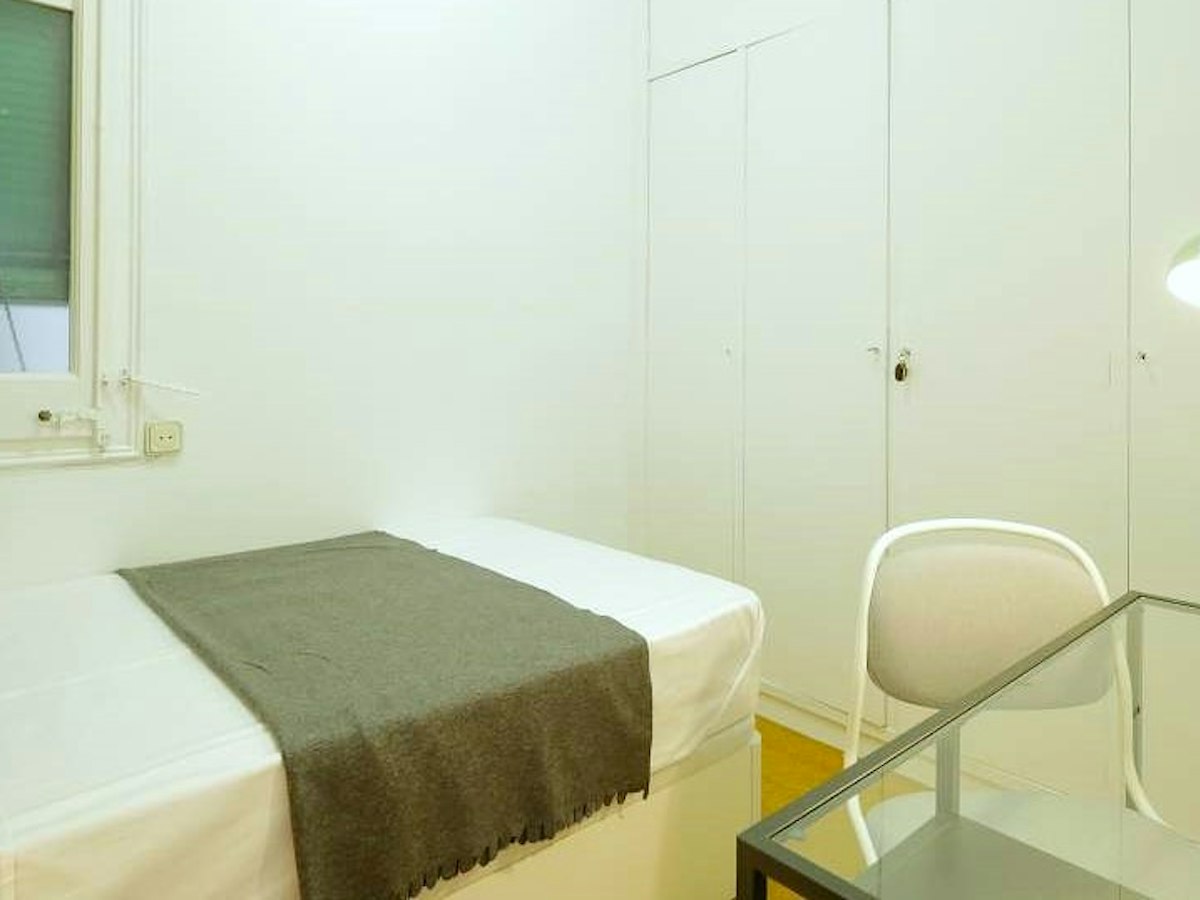 Furnished room in a 8-person shared flat in Eixample · 2