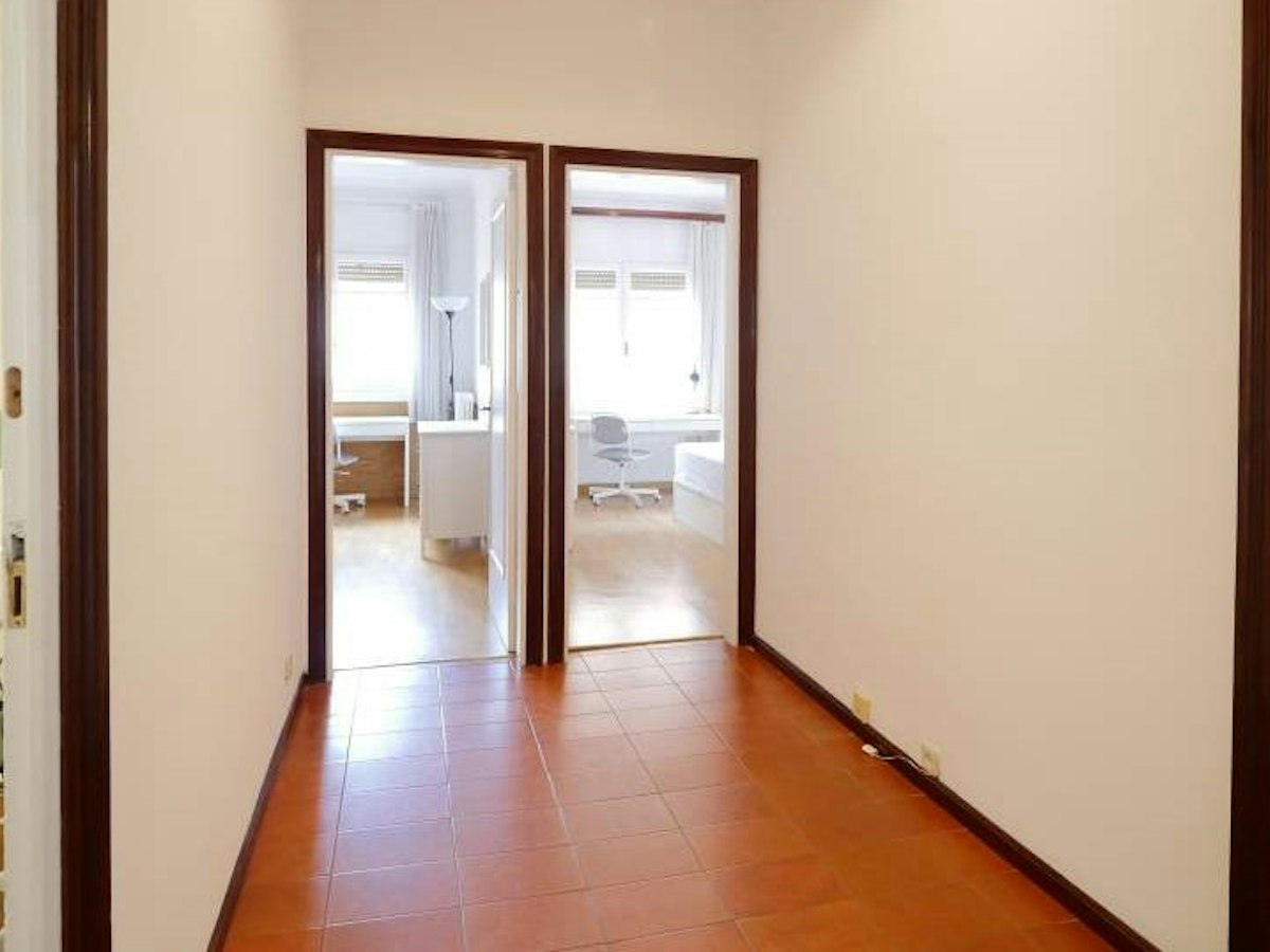Furnished room in a 8-person shared flat in Eixample · 3