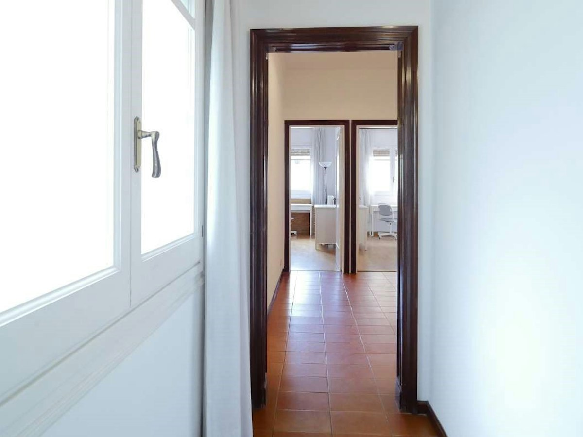 Furnished room in a 8-person shared flat in Eixample · 4