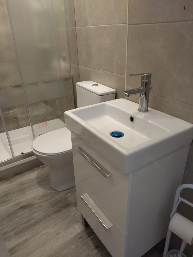 Furnished room in a 3-person shared flat in Sants-Montjuïc · 4