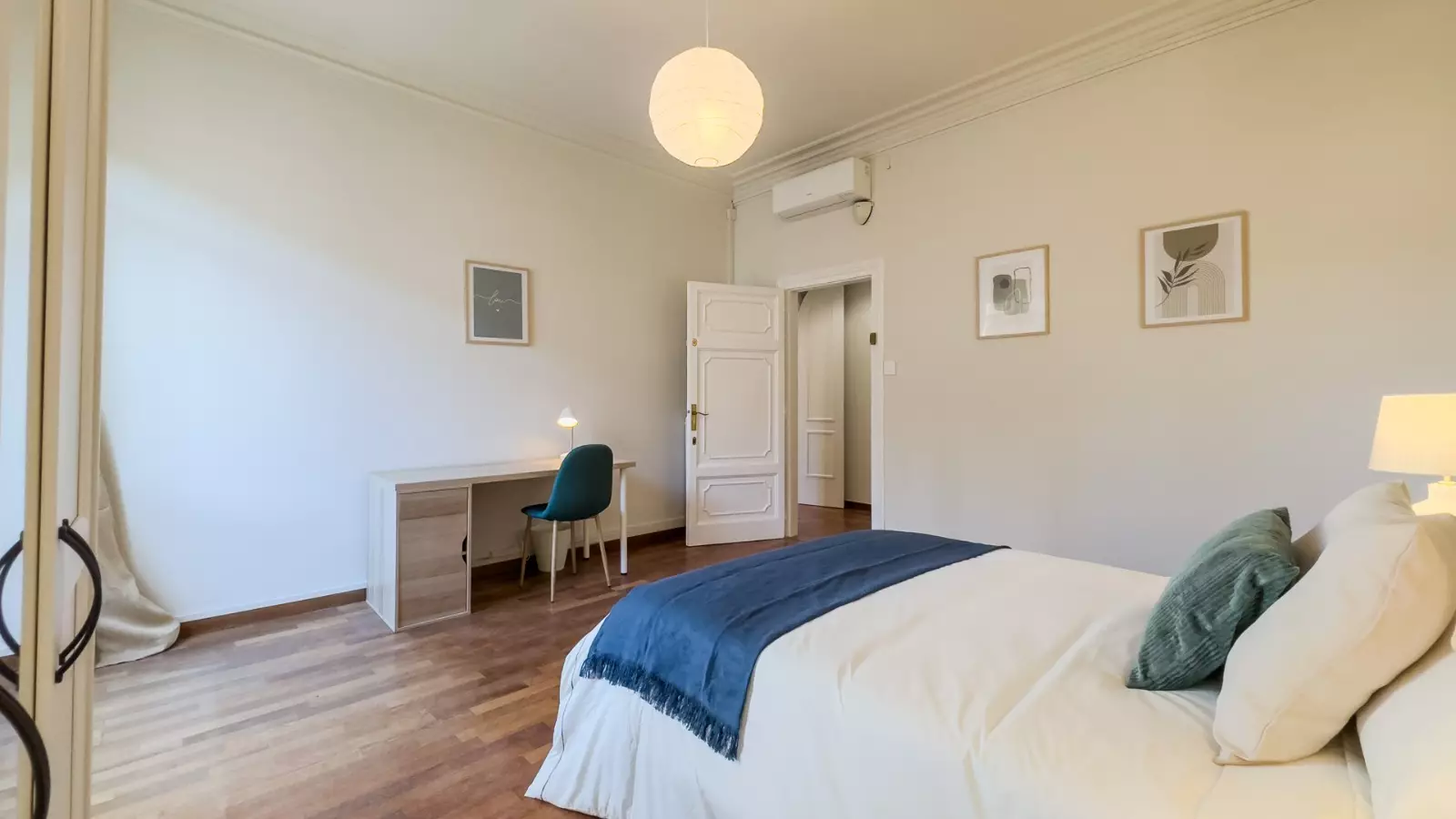 Furnished room in a shared flat in Gràcia · 2