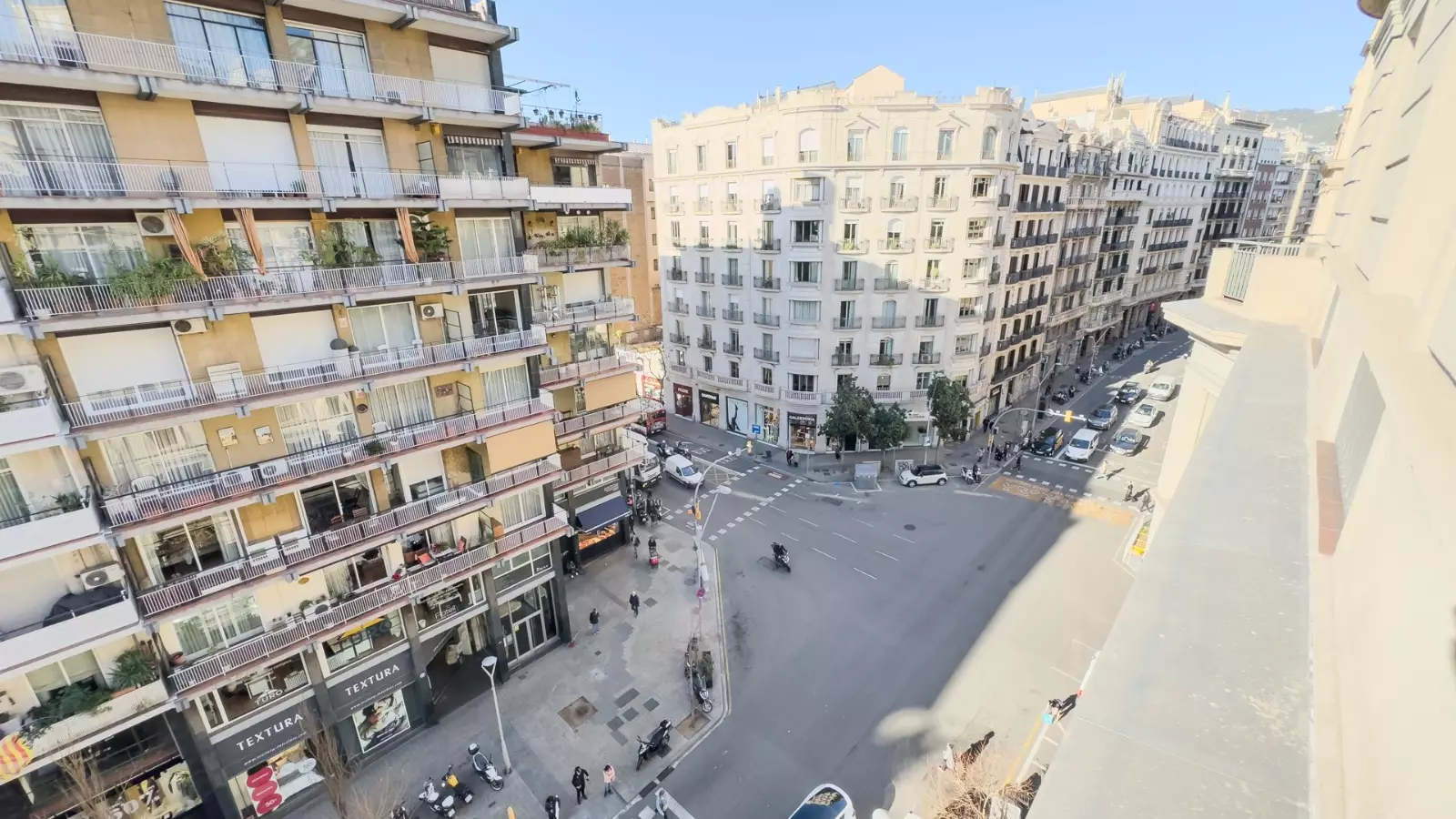 Furnished room in a shared flat in Gràcia · 3