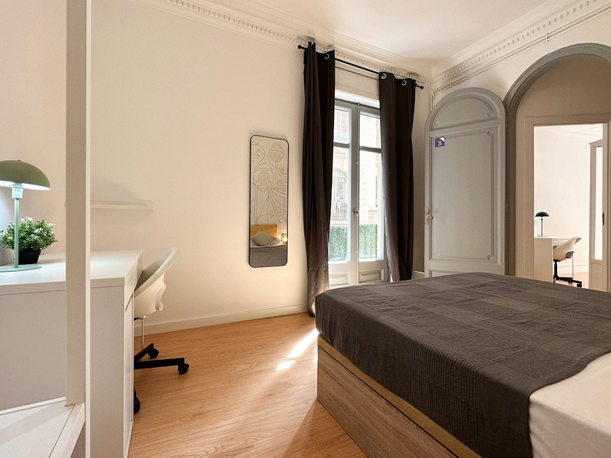 Furnished room in a 7-person shared flat in Ciutat Vella · 2