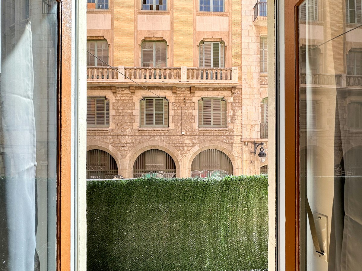 Furnished room in a 7-person shared flat in Ciutat Vella · 3