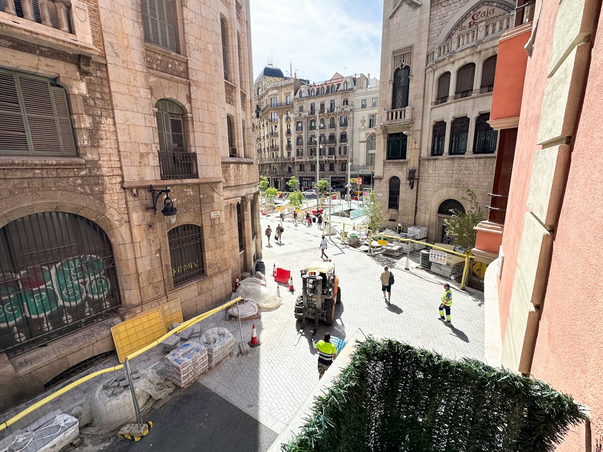 Furnished room in a 7-person shared flat in Ciutat Vella · 4