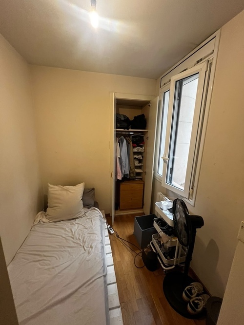 Room in a 4-person shared flat in Eixample · 3