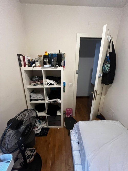 Room in a 4-person shared flat in Eixample · 4