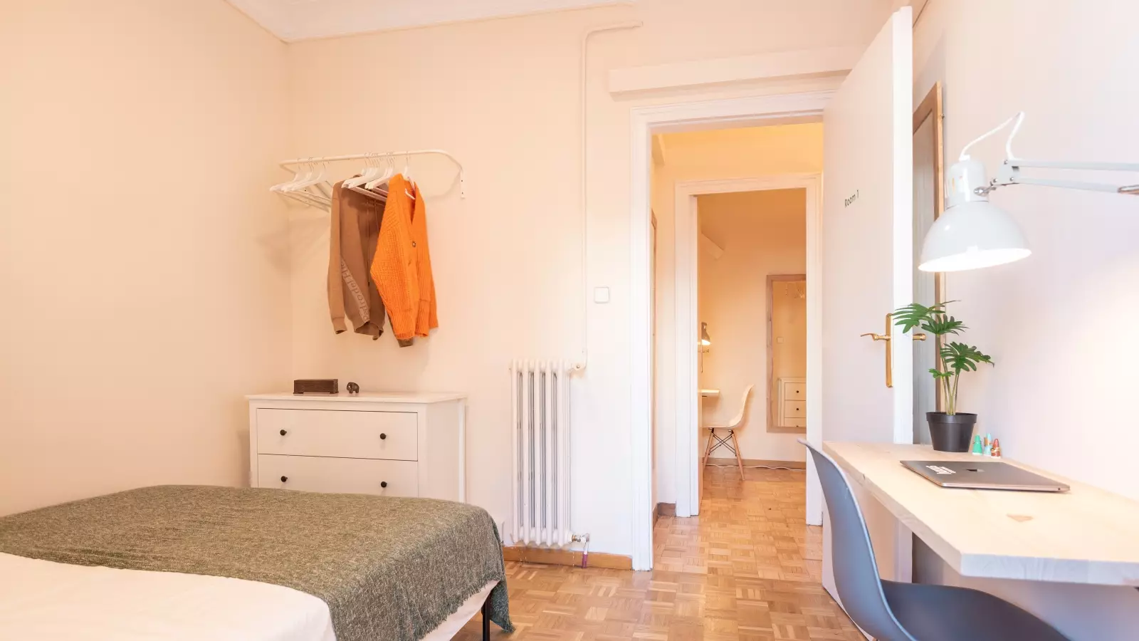 Furnished room in a 5-person shared flat in Eixample · 2