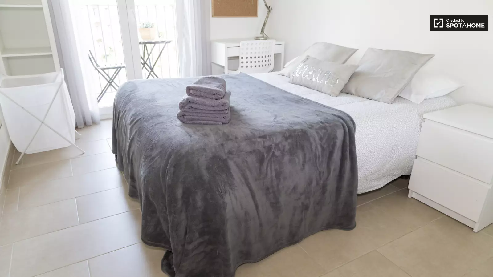 Furnished room in a 4-person shared flat in Gràcia · 2