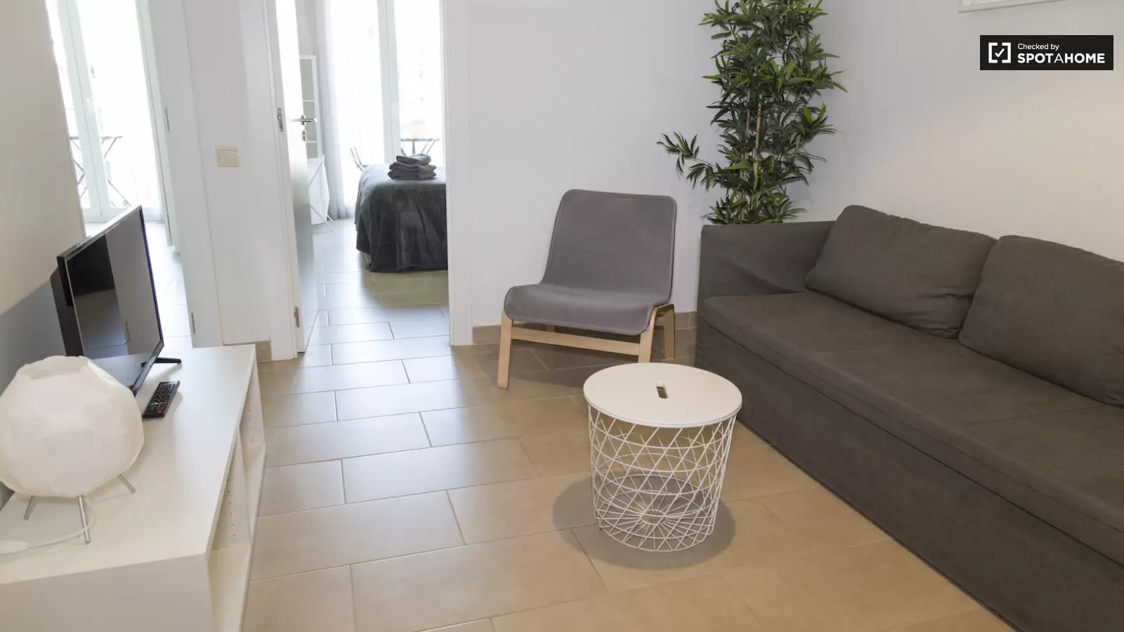 Furnished room in a 4-person shared flat in Gràcia · 3