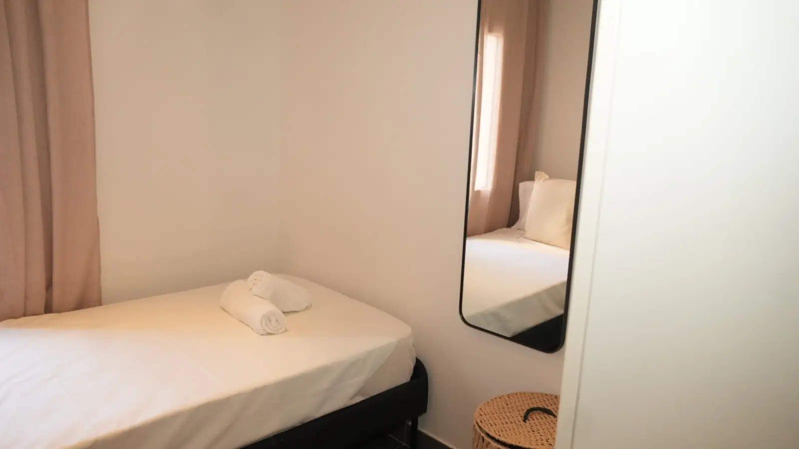 Furnished room in a shared flat in Sants-Montjuïc · 3
