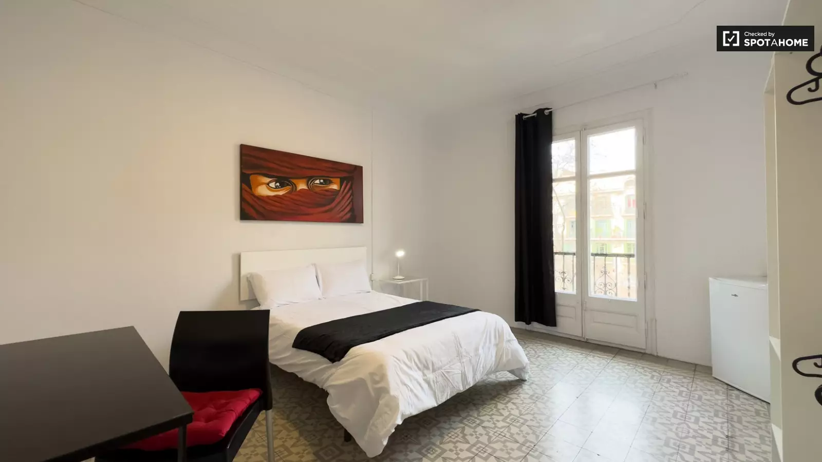 Habitación amueblada en piso compartido de 9 personas en Les Corts · 2