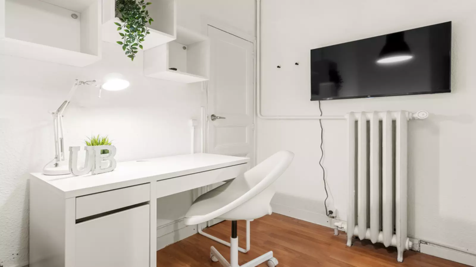 Furnished room in a 9-person shared flat in Ciutat Vella · 2