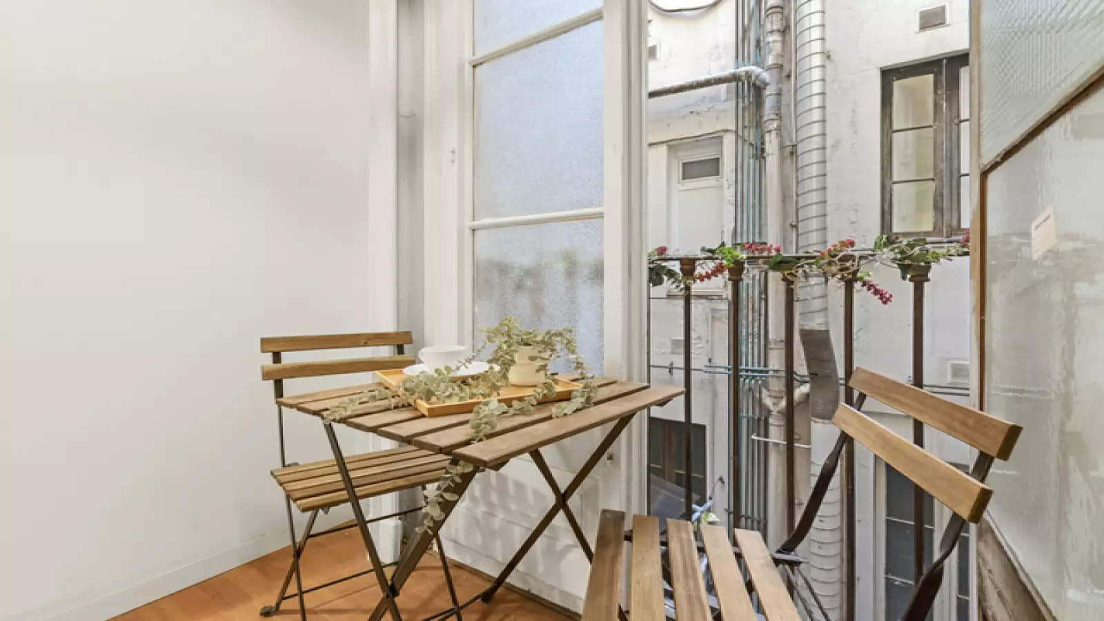 Furnished room in a 9-person shared flat in Ciutat Vella · 3