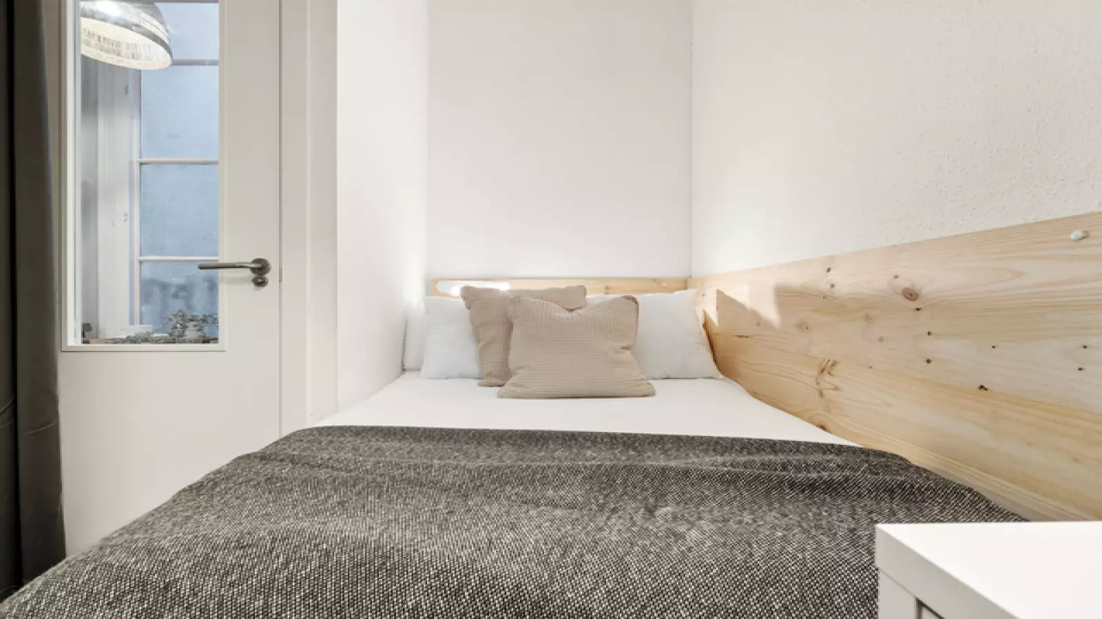 Furnished room in a 9-person shared flat in Ciutat Vella · 4