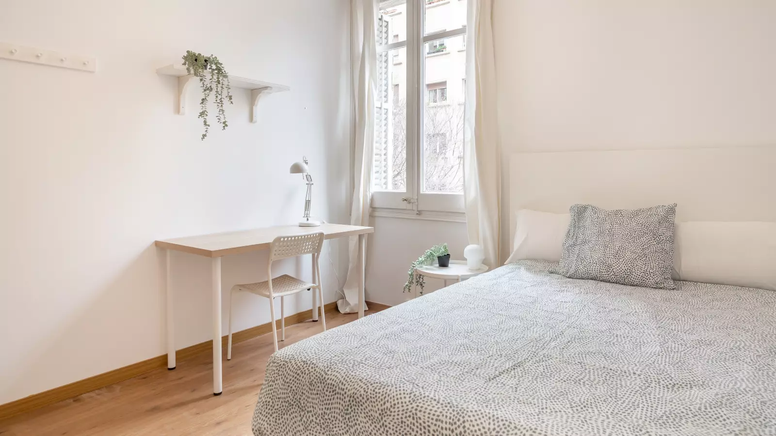 Furnished room in a shared flat in Eixample · 2