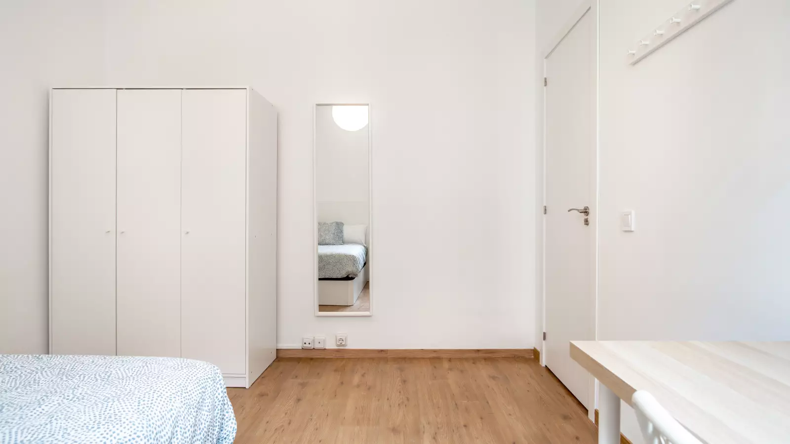 Furnished room in a shared flat in Eixample · 3