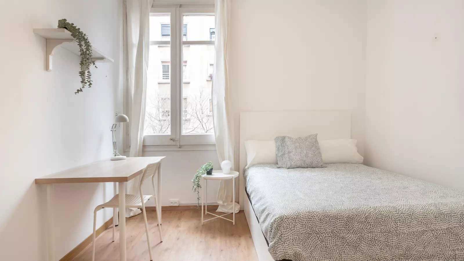 Furnished room in a shared flat in Eixample · 4