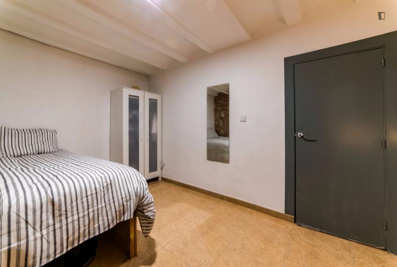 Habitación amueblada en piso compartido de 5 personas en Ciutat Vella · 2