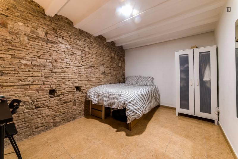 Habitación amueblada en piso compartido de 5 personas en Ciutat Vella · 3