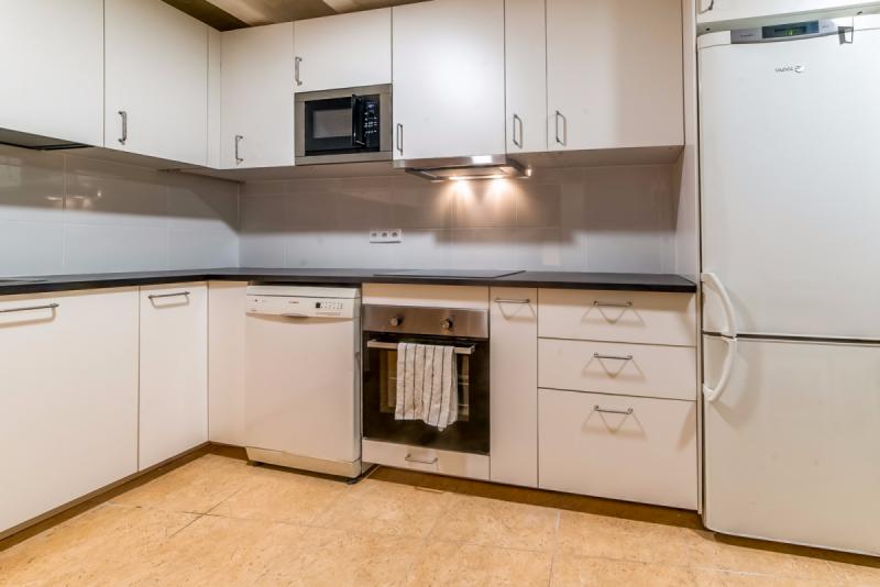 Habitación amueblada en piso compartido de 5 personas en Ciutat Vella · 4