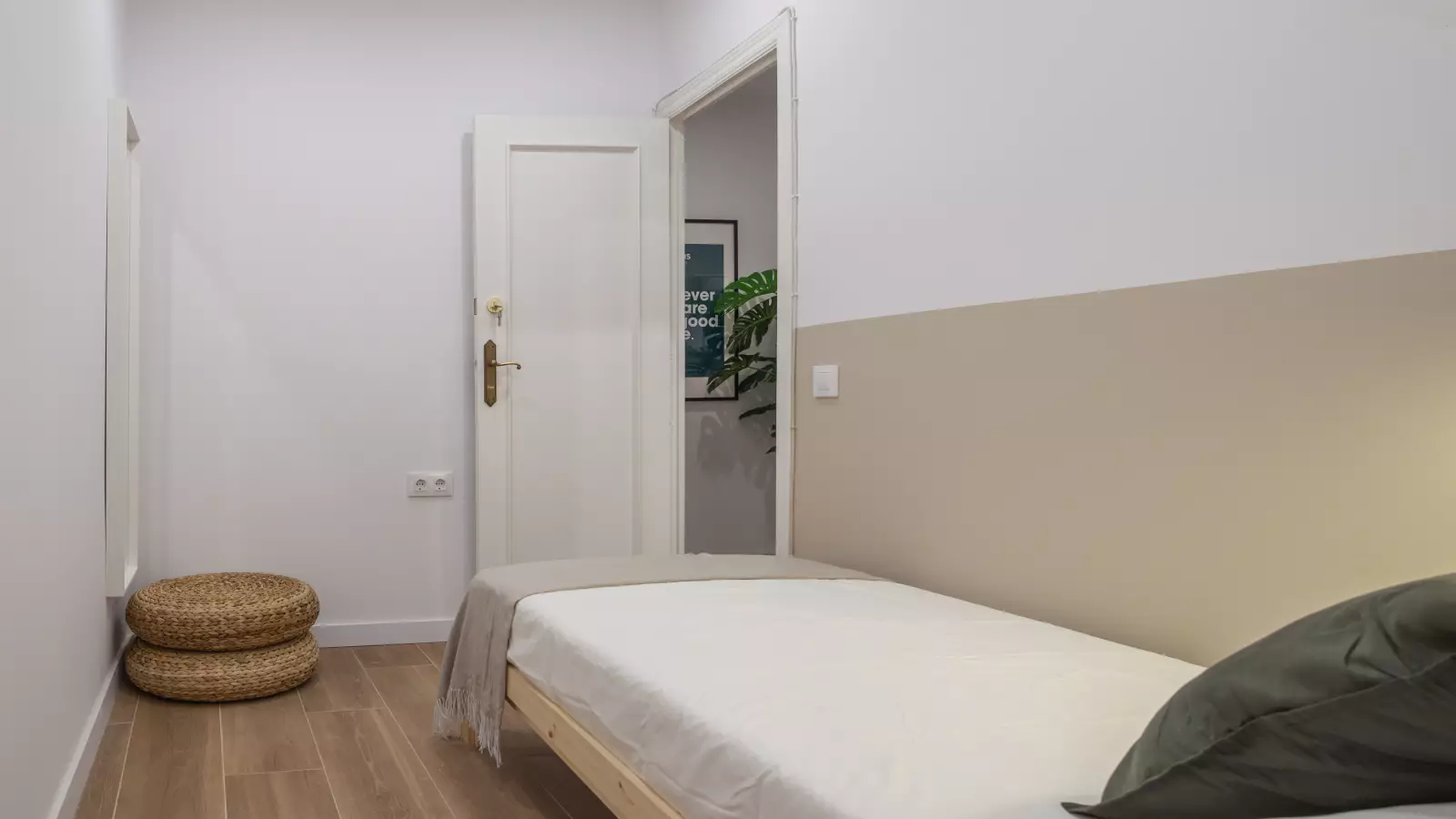 Furnished room in a 7-person shared flat in Sants-Montjuïc · 2