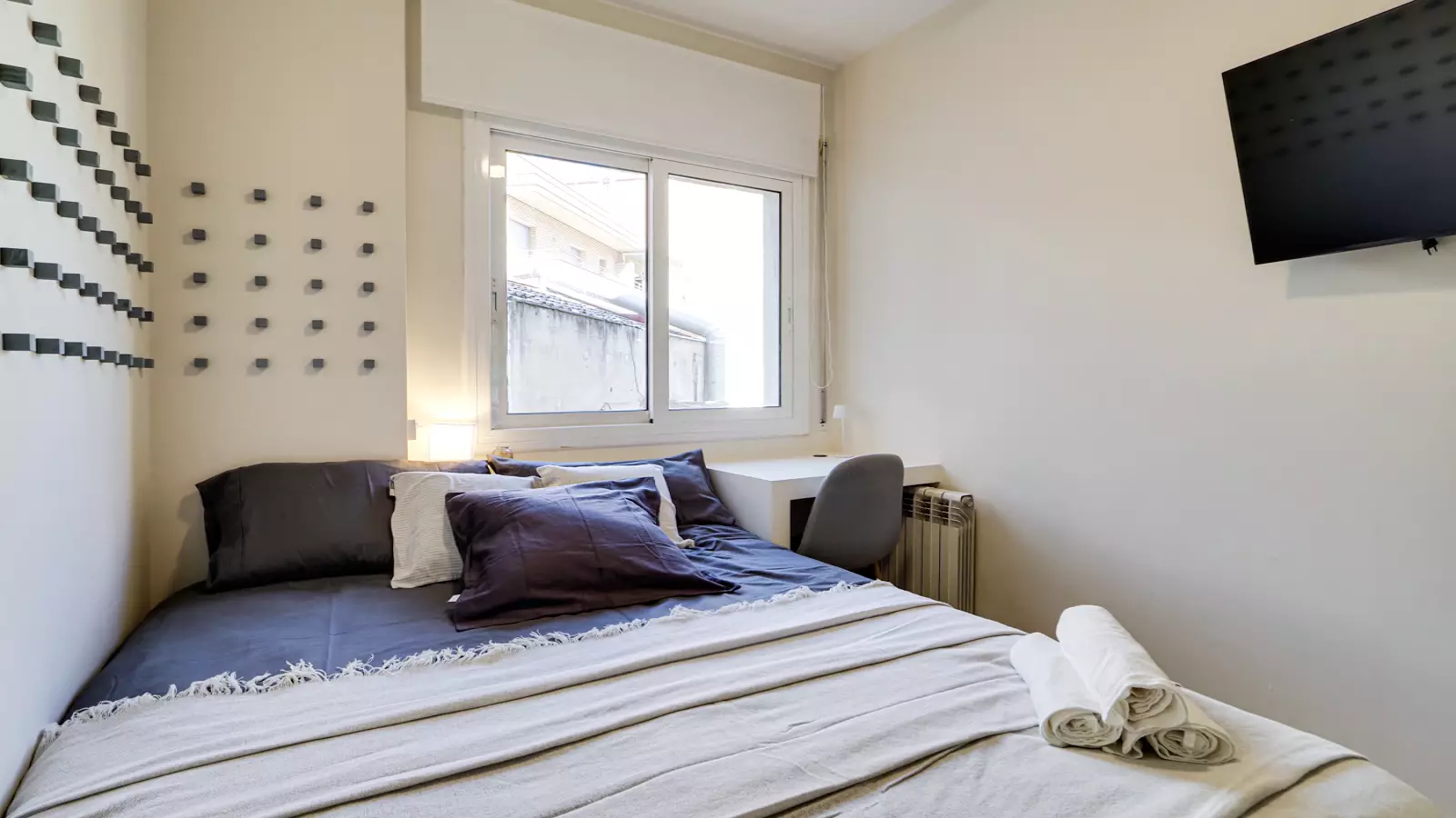 Furnished room in a shared flat in Sants-Montjuïc · 3
