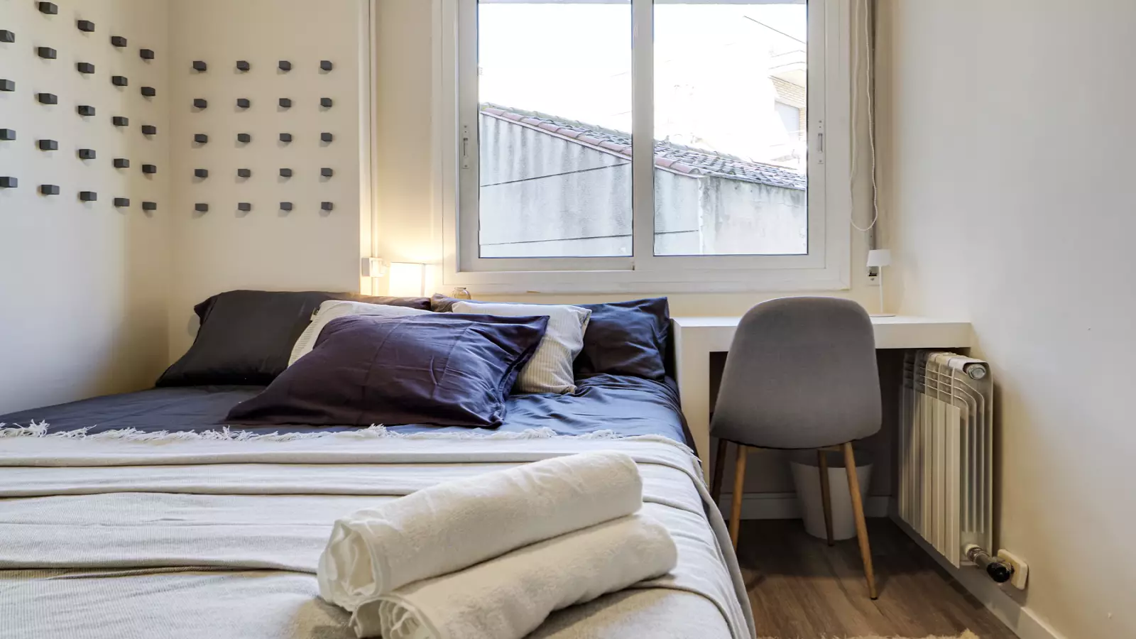 Furnished room in a shared flat in Sants-Montjuïc · 4