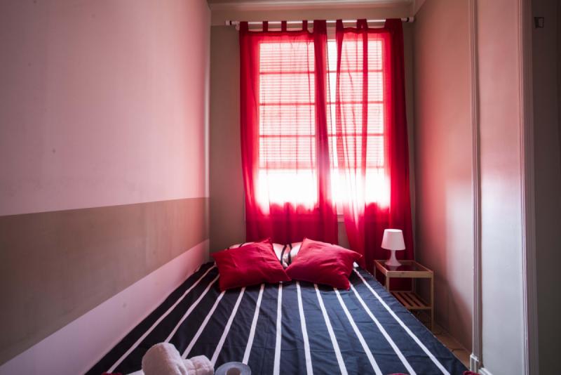 Habitación amueblada en piso compartido de 8 personas en Sarrià–Sant Gervasi · 3