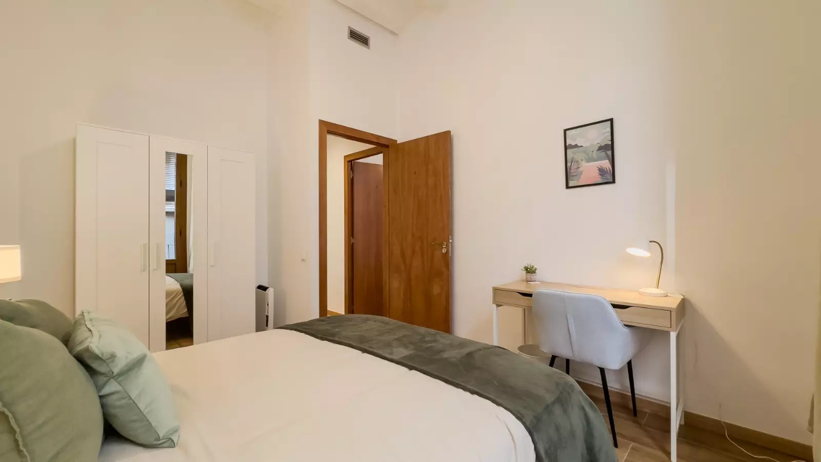 Habitación amueblada en piso compartido de 6 personas en Ciutat Vella · 2