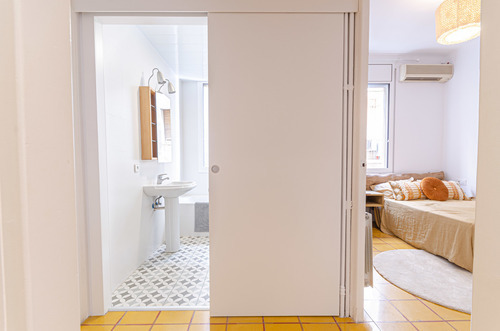 Room in a 5-person shared flat in Eixample · 2